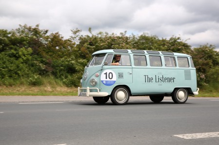 04_COSYNUS-Partner-Dirk-Stiegele-auf-der-Strecke-im-VW-T1-Bully         